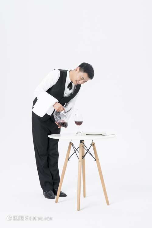 細(xì)節(jié)映照品質(zhì) 男服務(wù)員倒紅酒背后的企業(yè)形象策劃之道