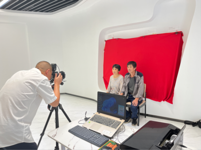 鏡頭記錄溫情 專(zhuān)設(shè)服務(wù)點(diǎn)，攝影服務(wù)走進(jìn)村民家門(mén)口